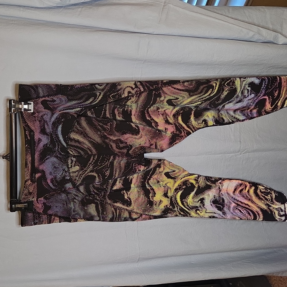 G384. Athleta Lightning Reflective 7/8 Tight in Swirl Reflective Black - Size L - Picture 3 of 12